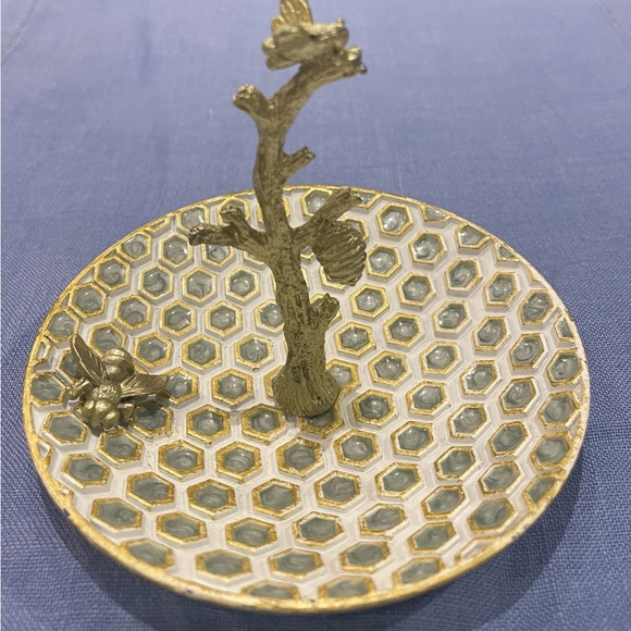 Honeycomb Plate Ring Holder with Bee & Hive - Picture 7 of 14